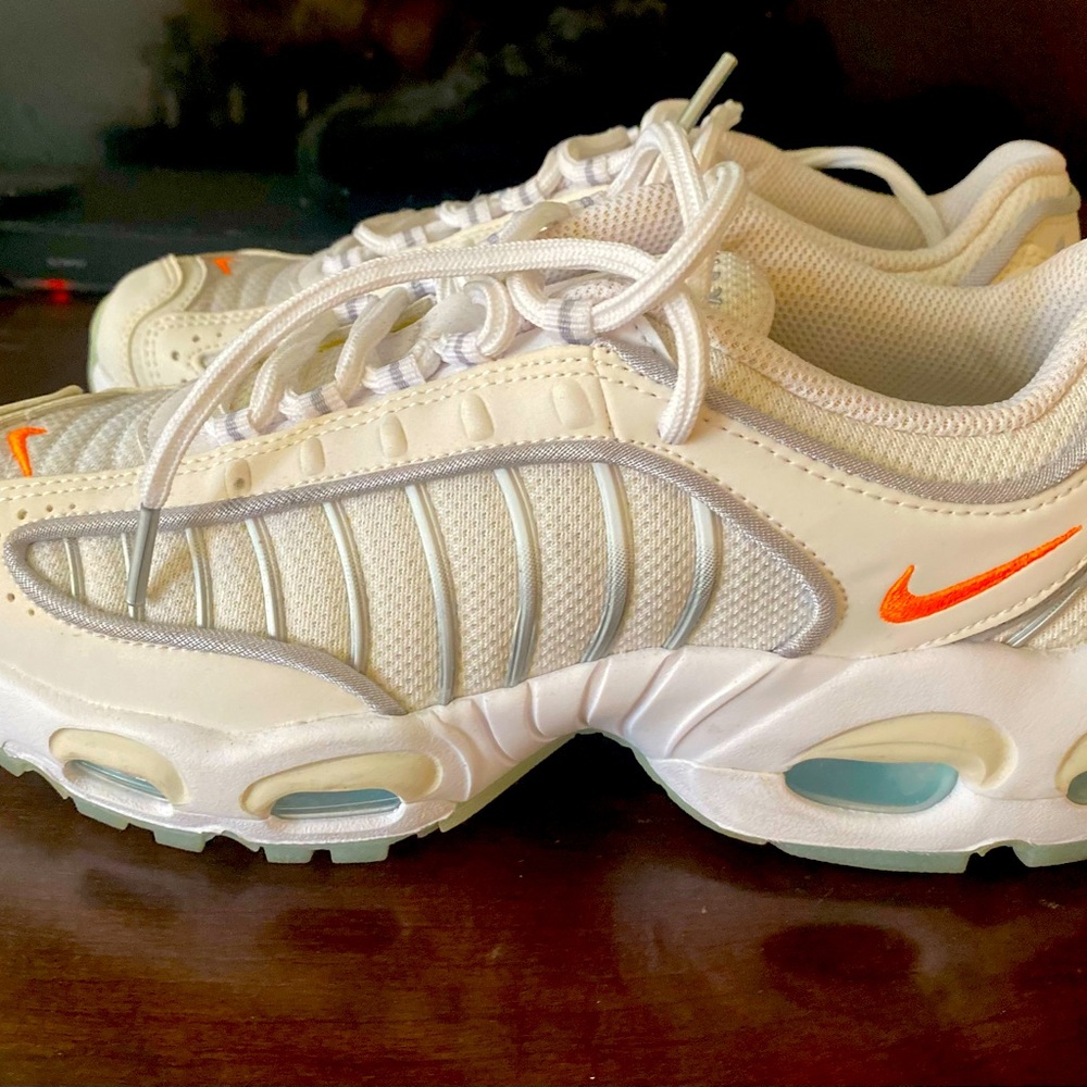 NIKE AIR MAX